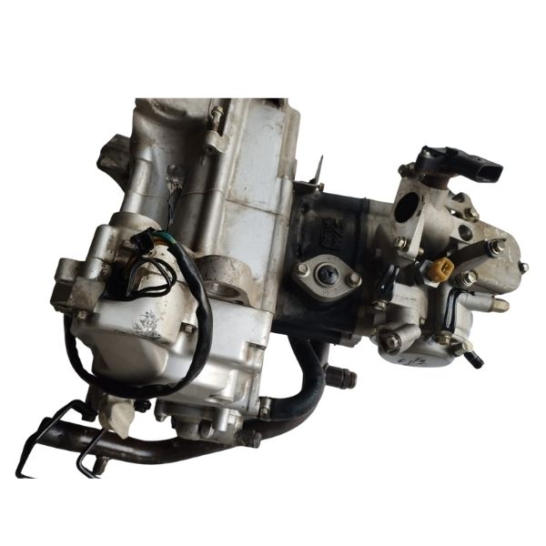 Motor sol varyator tarafı karateli kırıktır.